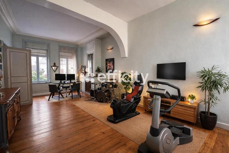 Maison - 240 m² - 8 pièces