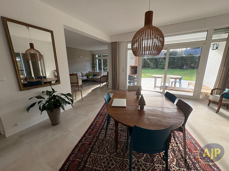 Maison - 260 m² - 10 pièces