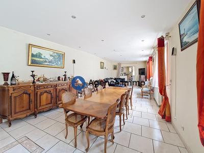 Maison - 202 m² - 7 pièces