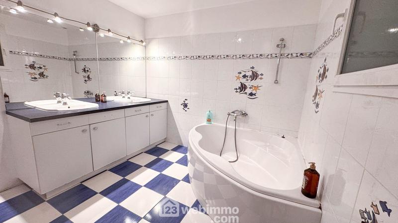 Maison - 180 m² - 9 pièces