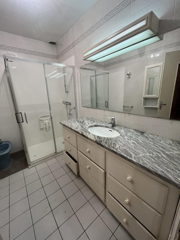 Maison traditionnelle - 300 m² - 8 pièces