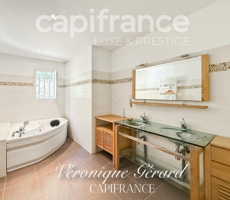 Propriété - 351 m² - 12 pièces