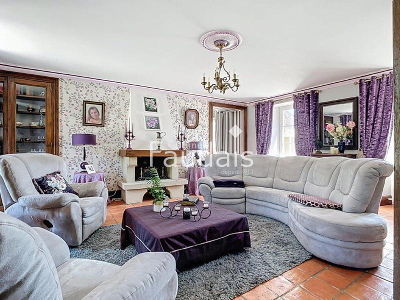 Propriété - 300 m² - 25 pièces