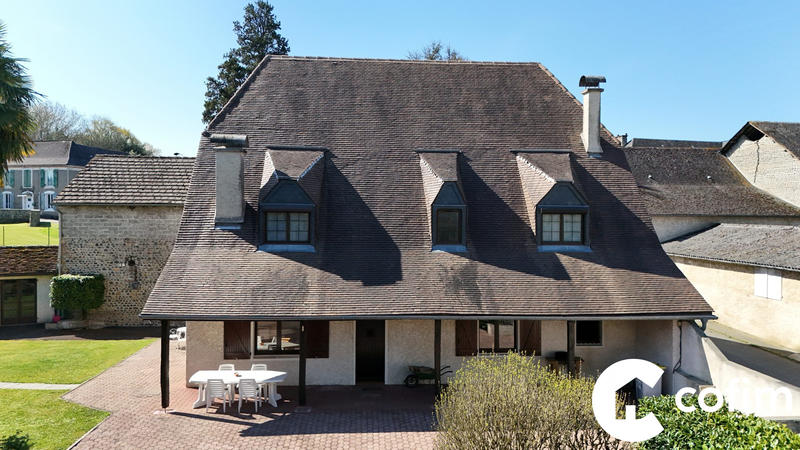 Maison - 264 m² - 9 pièces