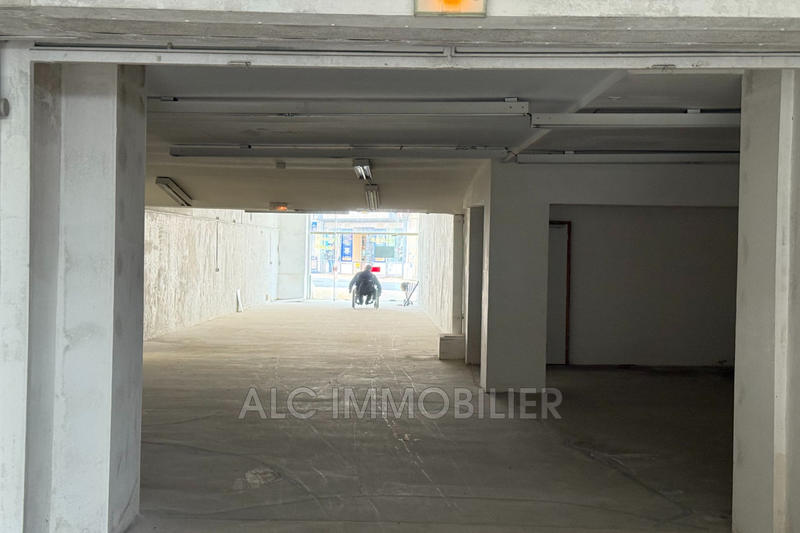 Local commercial - 883 m²