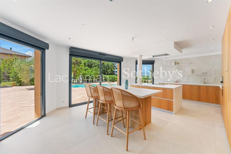 Maison - 210 m² - 6 pièces