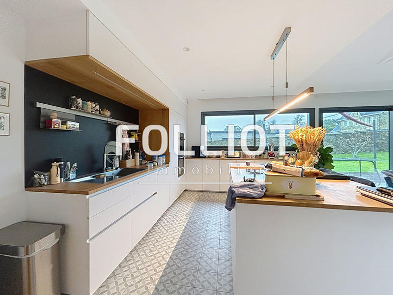 Maison - 240 m² - 8 pièces