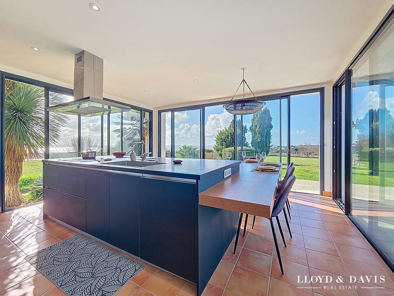 Villa - 280 m² - 9 pièces