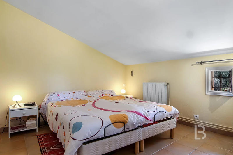 Maison - 238 m² - 9 pièces