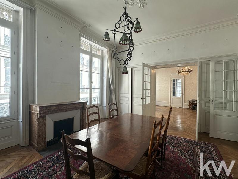 Appartement - 204 m² - 6 pièces