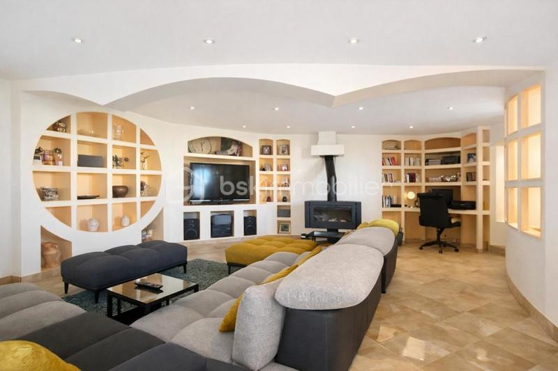 Maison - 201 m² - 7 pièces