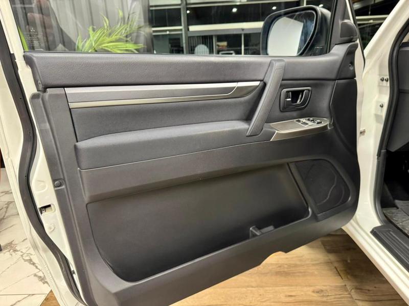 Mitsubishi Pajero III (2) 3.2 Di-D 200 Sport Black 3p