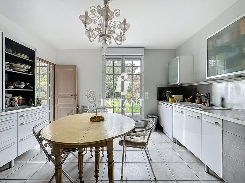 Maison - 240 m² - 10 pièces