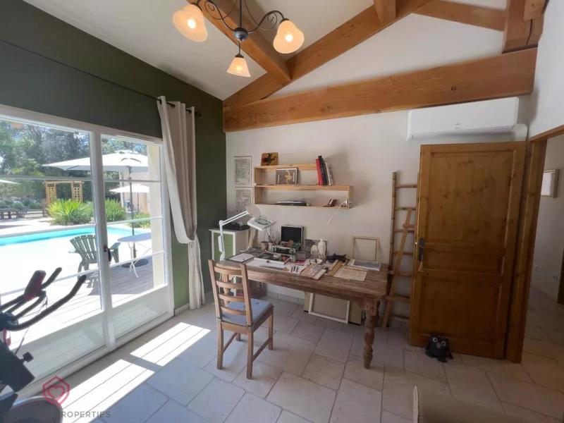 Propriété - 345 m² - 9 pièces