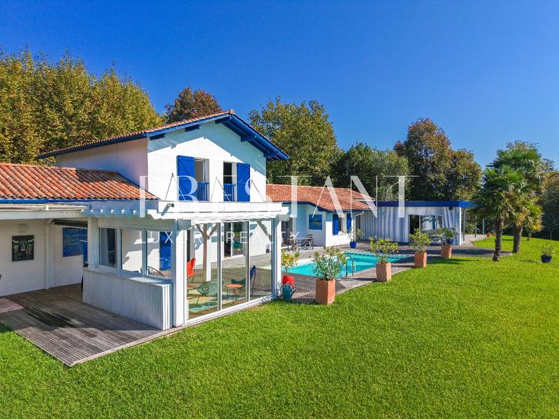 Maison - 290 m² - 9 pièces