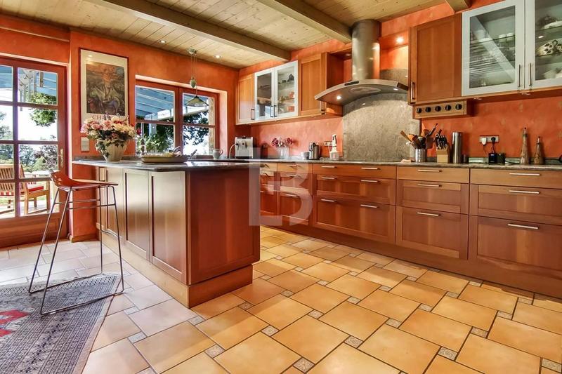 Maison - 260 m² - 11 pièces