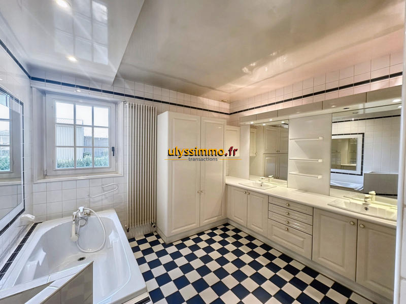 Maison - 272 m² - 7 pièces