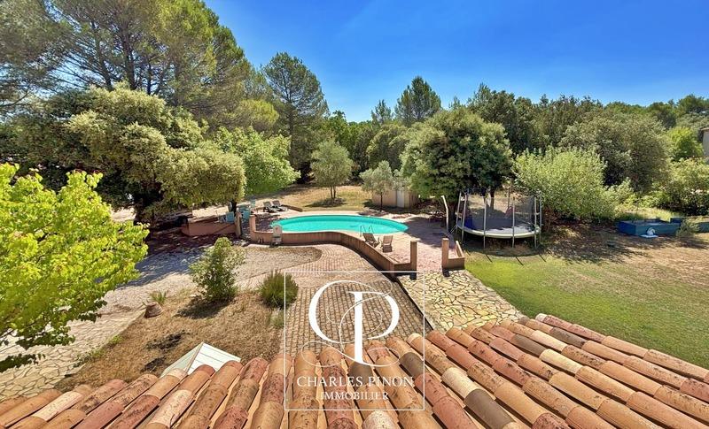 Maison - 236 m² - 8 pièces