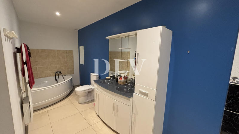 Maison - 200 m² - 8 pièces