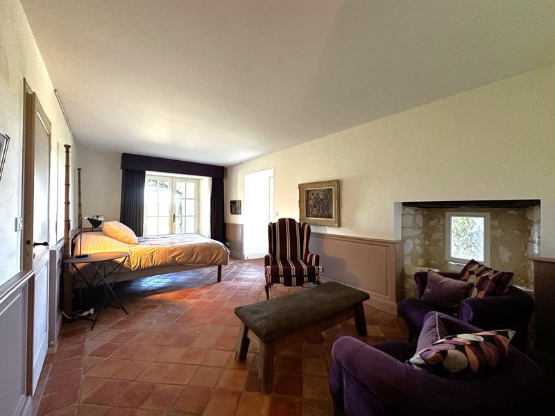 Maison traditionnelle - 471 m² - 10 pièces