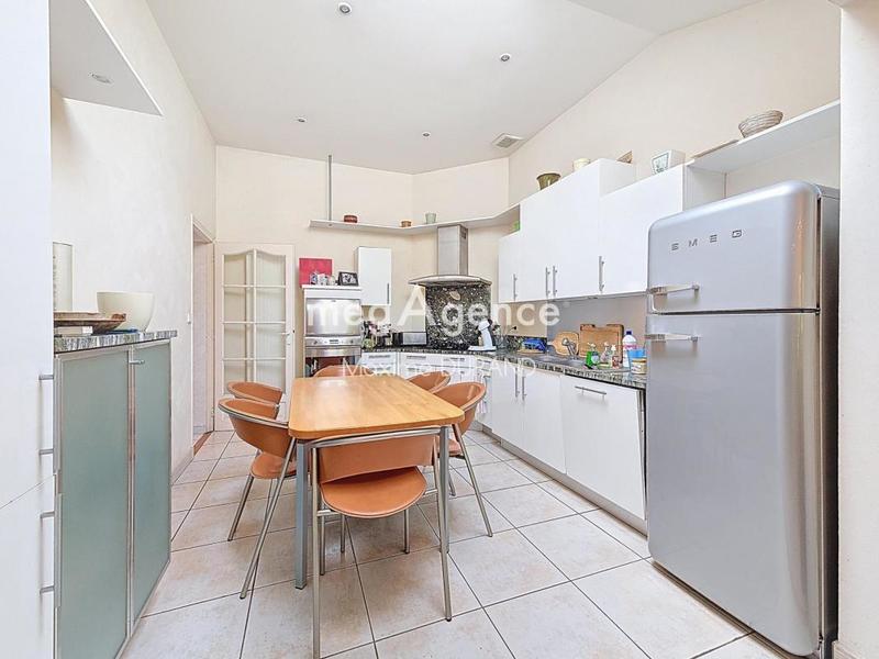 Maison - 275 m² - 11 pièces