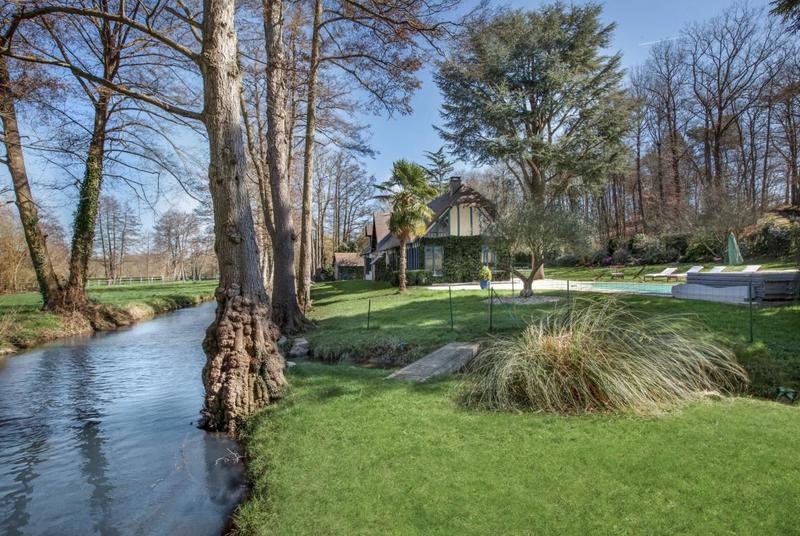 Propriété - 240 m² - 7 pièces