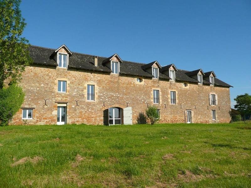 Propriété - 833 m² - 32 pièces