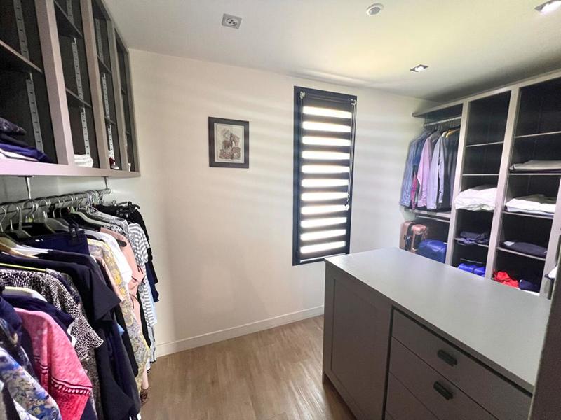 Maison - 235 m² - 8 pièces