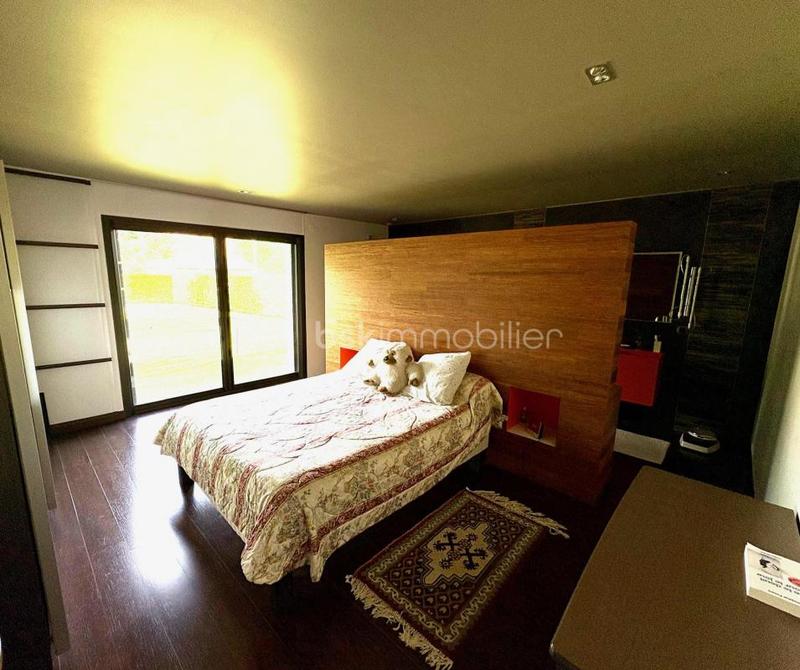 Demeure - 251 m² - 9 pièces