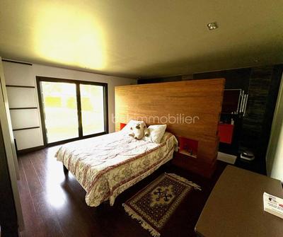 Demeure - 251 m² - 9 pièces