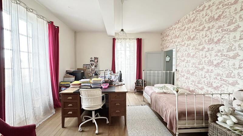 Maison - 375 m² - 8 pièces