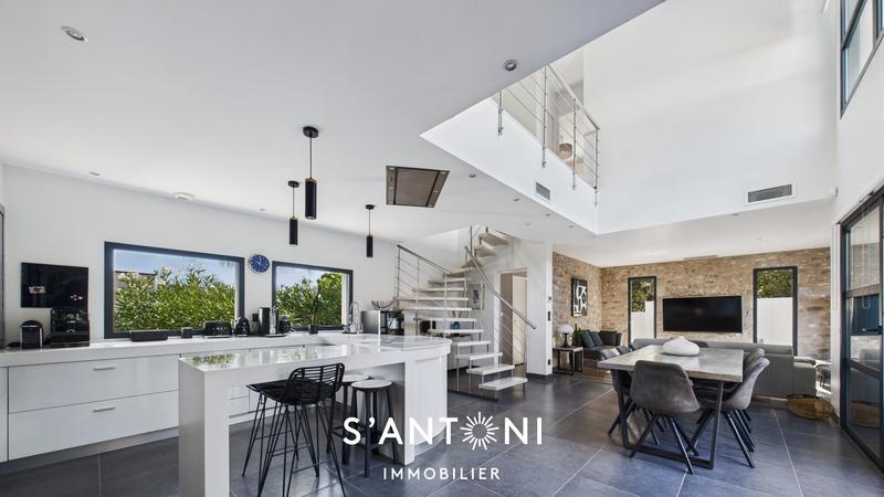 Maison - 200 m² - 9 pièces