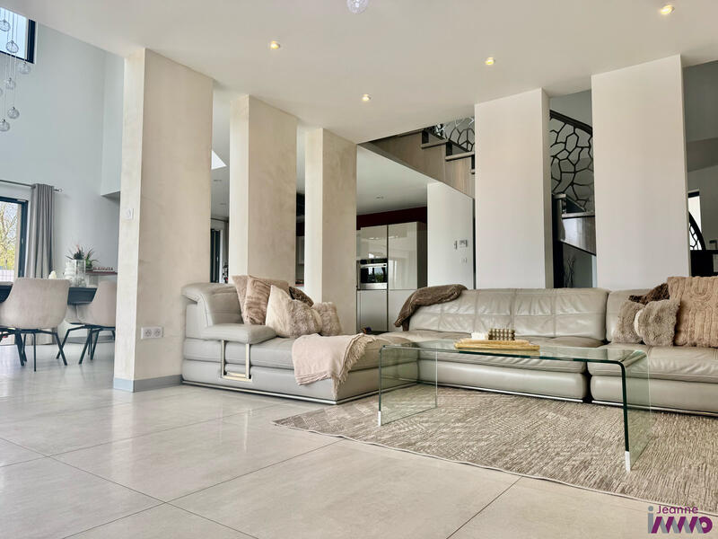 Villa - 235 m² - 9 pièces