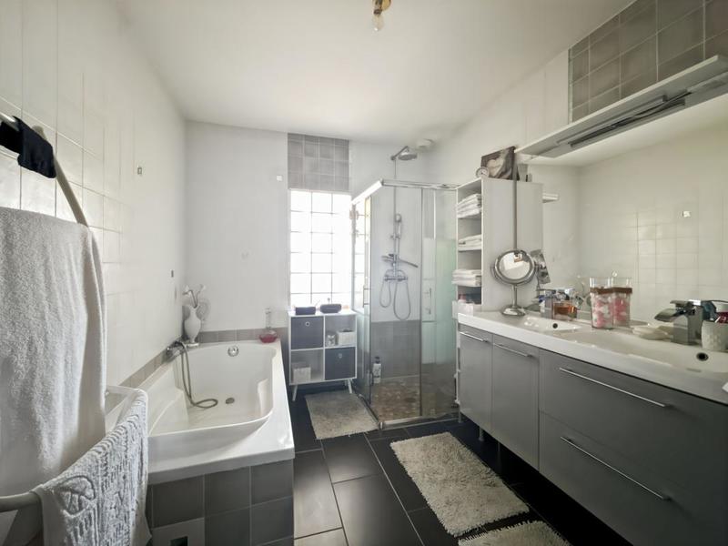 Maison - 238 m² - 8 pièces