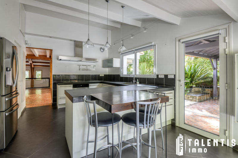 Maison - 342 m² - 12 pièces