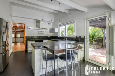 Maison - 342 m² - 12 pièces