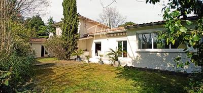 Maison traditionnelle - 204 m² - 6 pièces