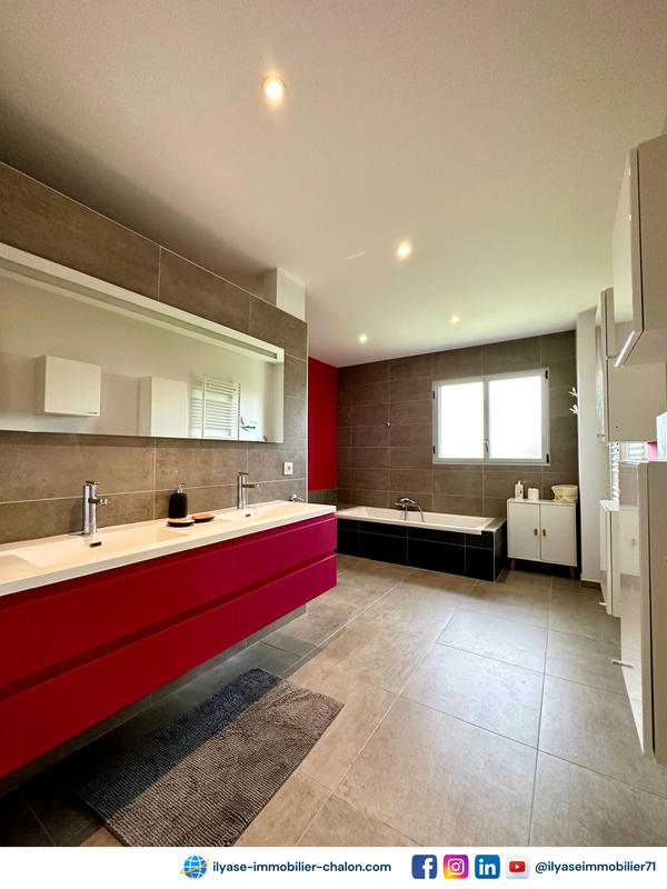 Maison - 225 m² - 7 pièces