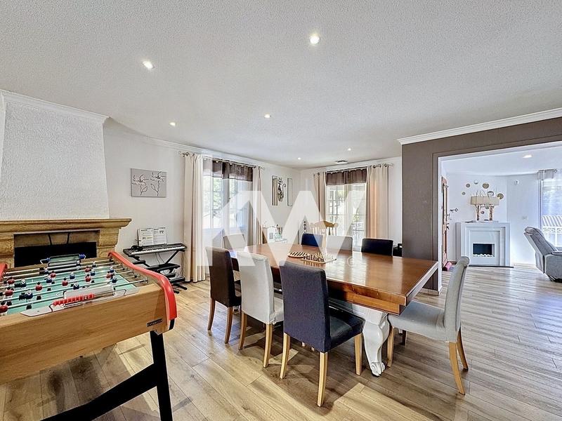 Maison - 245 m² - 8 pièces