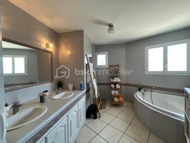 Maison traditionnelle - 201 m² - 7 pièces