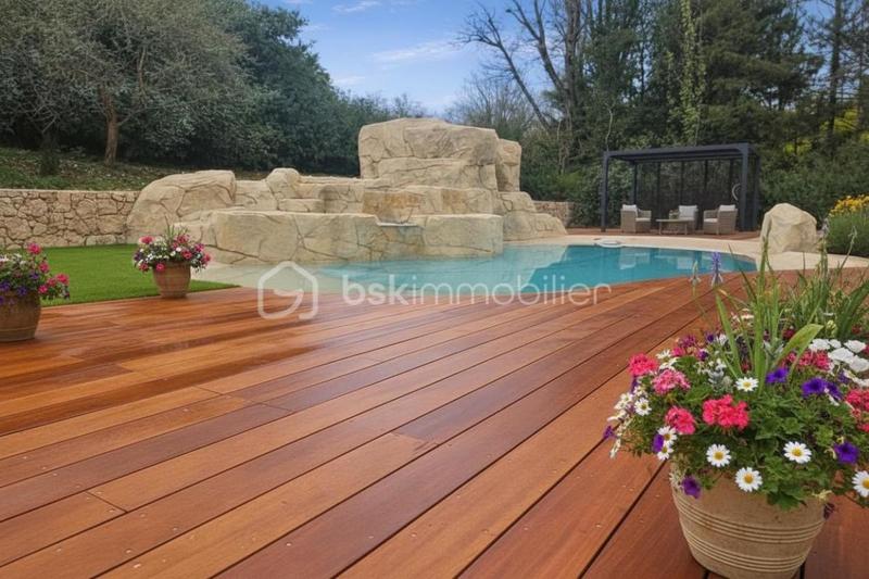 Propriété - 208 m² - 6 pièces