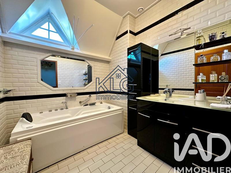 Maison - 210 m² - 8 pièces