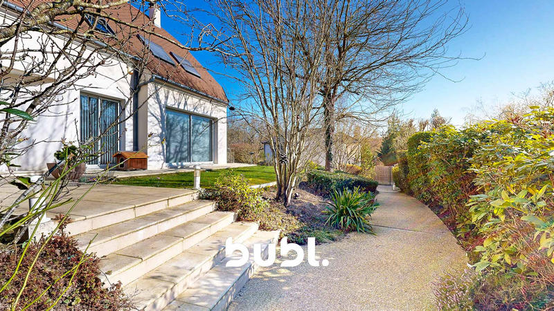 Maison - 302 m² - 12 pièces