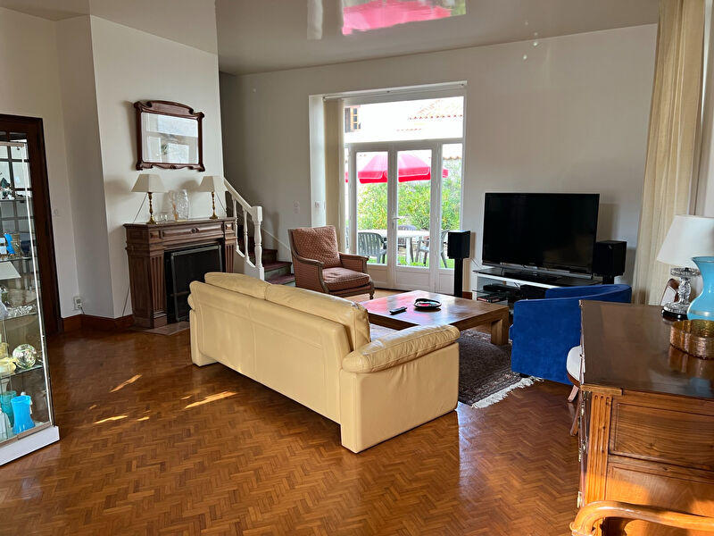 Maison - 221 m² - 6 pièces