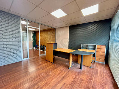 Local commercial - 150 m² - 6 pièces