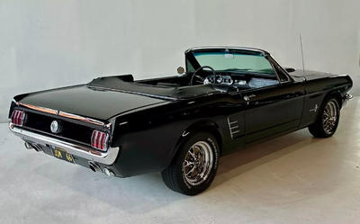 Ford Mustang V8 Triple Black Cab