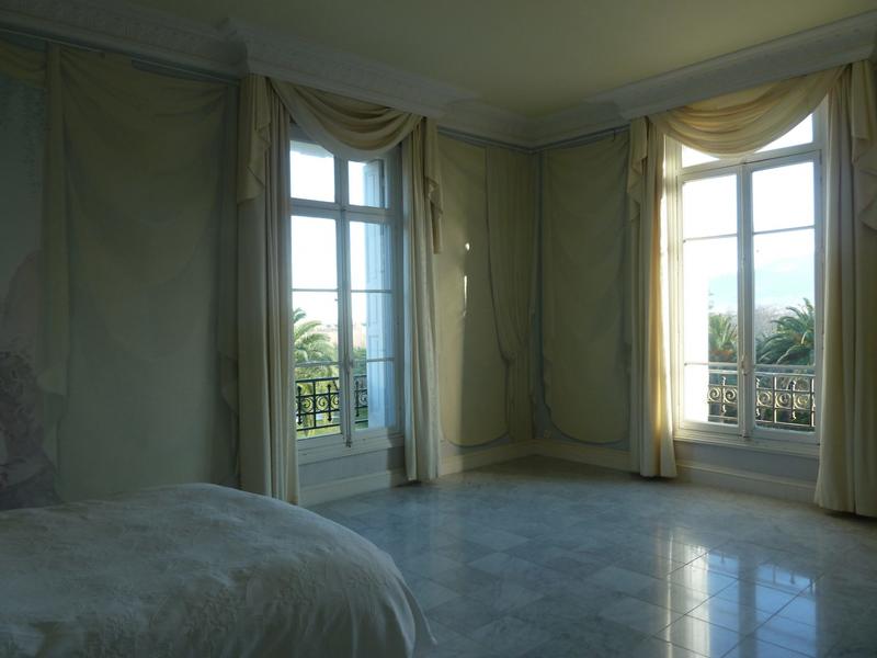 Maison - 760 m² - 13 pièces