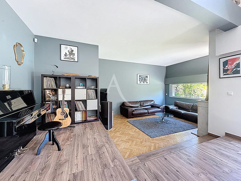 Maison - 220 m² - 8 pièces