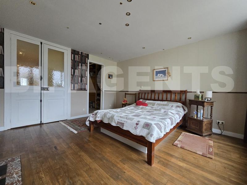 Maison - 260 m² - 10 pièces