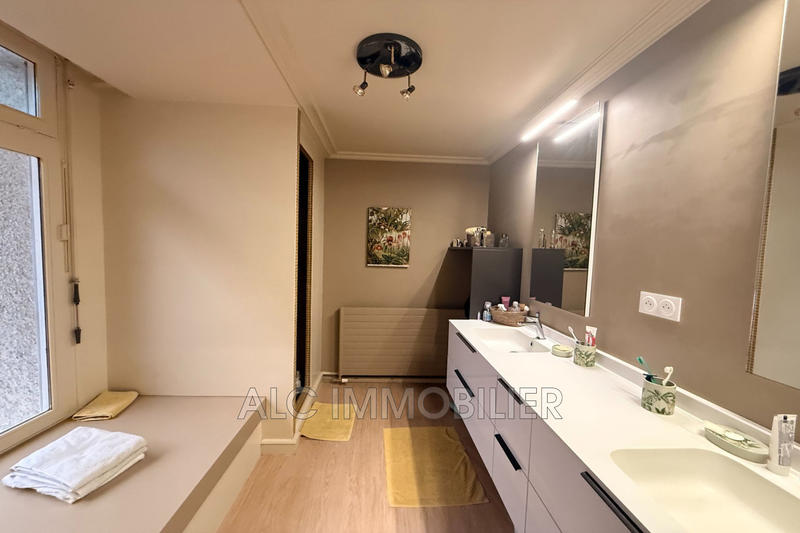 Maison - 250 m² - 10 pièces